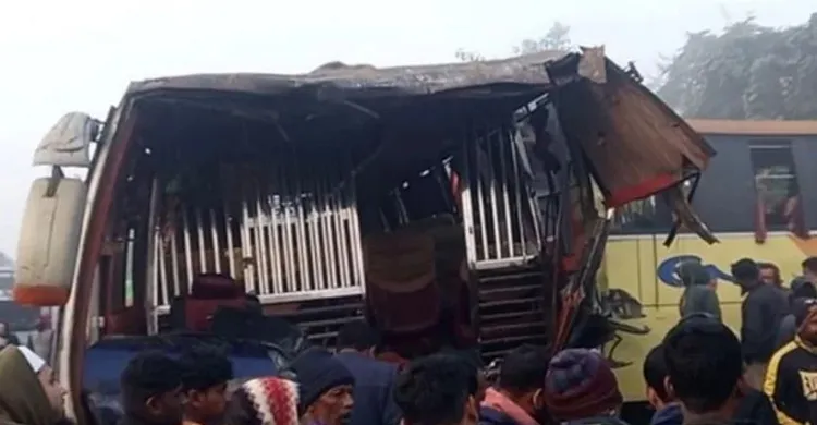 দুটি বাসের মুখোমুখি সংঘর্ষে নিহত ২, আহত অন্তত ১০