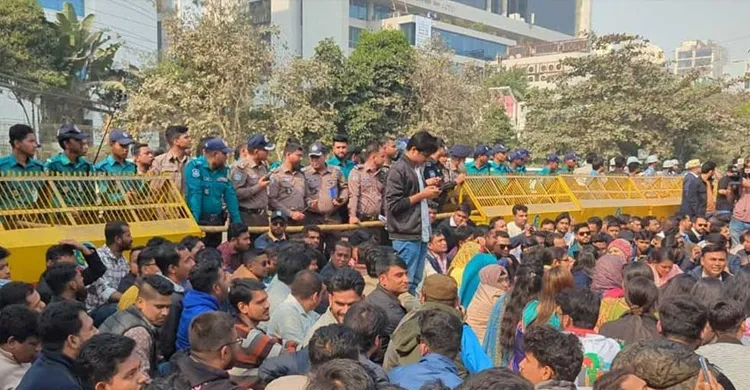 দাবি আদায় না হলে সারারাত ইসি অবরুদ্ধ রাখবে ছাত্রদল