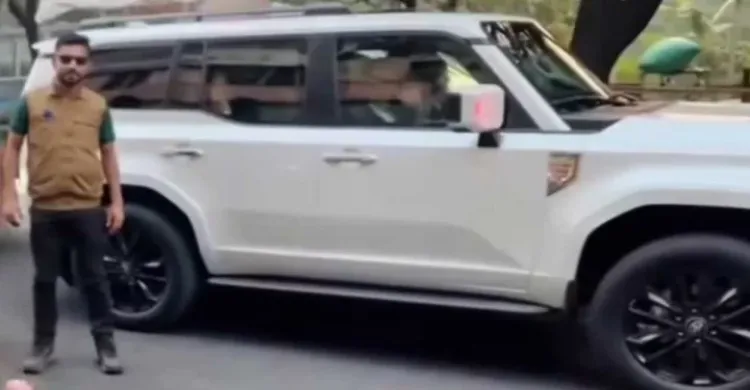 তারেক রহমানের গাড়িতে রহস্যময় খাম লাগিয়ে পালাল অজ্ঞাত মোটরসাইকেল আরোহী