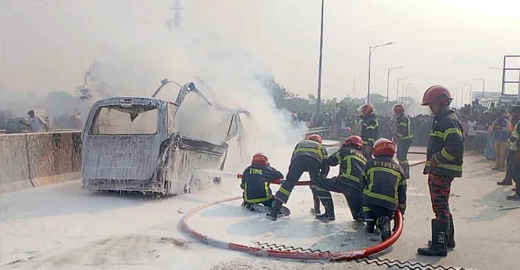 এক্সপ্রেসওয়েতে চলন্ত অ্যাম্বুলেন্সে আগুন, অল্পের জন্য রক্ষা পেলেন রোগী