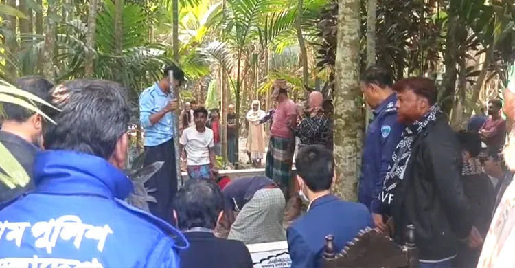 লক্ষ্মীপুরে সন্তানের পরিচয় শনাক্তে ৫ বছর পর কবর থেকে প্রবাসীর মরদেহ উত্তোলন