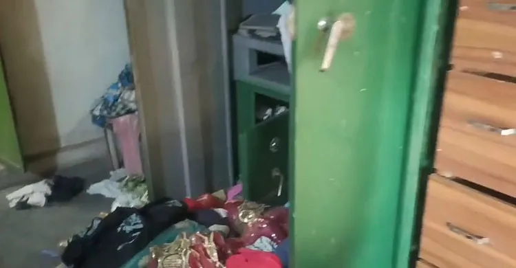 সিংগাইরে অস্ত্রের মুখে জিম্মি করে ডাকাতি, আটক ১