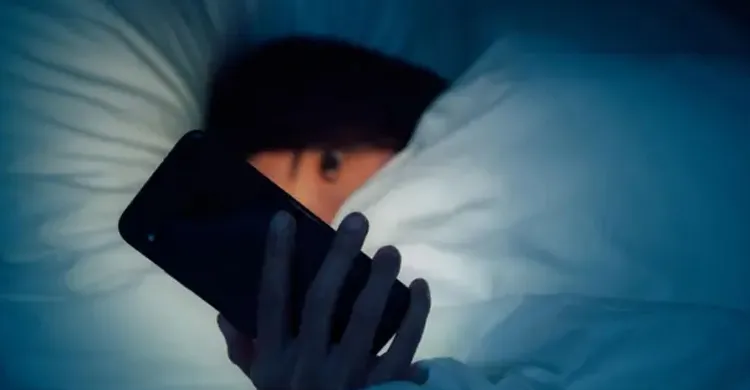 ঘুমানোর আগে স্ক্রিন টাইম কি ক্ষতি করছে আপনার ঘুম ও স্বাস্থ্যের?