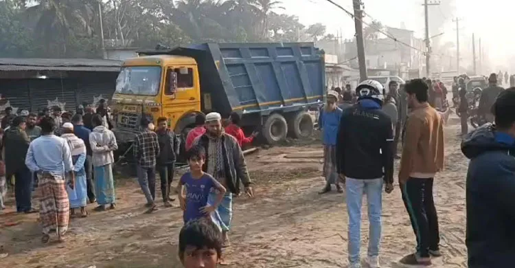 লক্ষ্মীপুরে ডাম্পট্রাক চাপায় স্কুলছাত্রীর পর অটোচালকের মৃত্যু