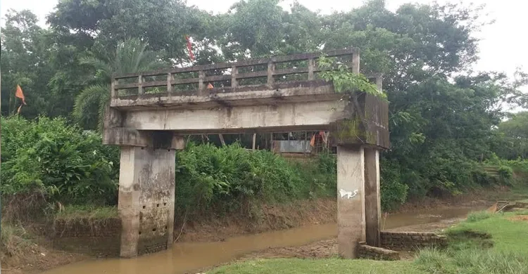 মাধবপুরে অকার্যকর সংযোগ সেতু, চরম ভোগান্তিতে সাধারণ মানুষ