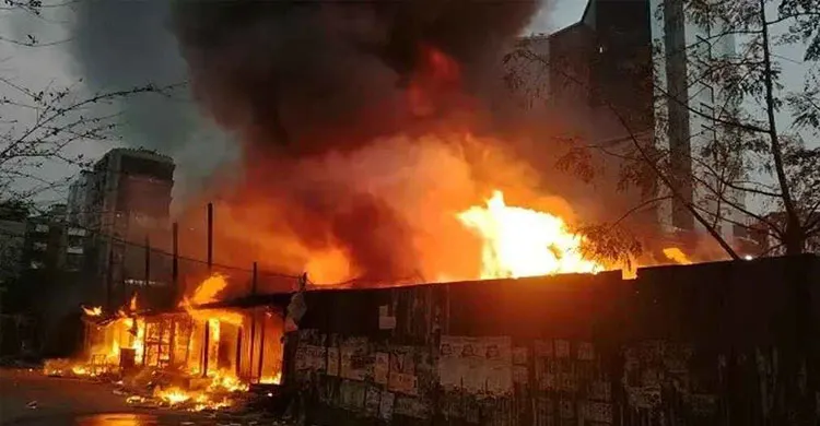 ঢাকার উত্তরায় ভয়াবহ আগুন, নিয়ন্ত্রণে কাজ করছে ফায়ার সার্ভিসের ৫ ইউনিট