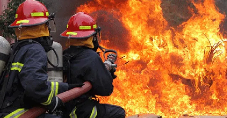 ঢাকায় বহুতল ভবনে আগুন, ফায়ার সার্ভিস আগুন নিয়ন্ত্রণে কাজ করছে