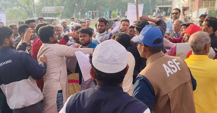 শরীয়তপুরে দুর্নীতি নিয়ে বক্তব্য থামিয়ে প্রার্থীকে হেনস্তা ও ছাত্র নেতার ওপর হামলা