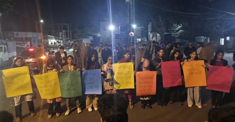 জামায়াত আমিরের নারীদের কটুক্তির প্রতিবাদে চবি শিক্ষার্থীদের ঝাড়ু মিছিল