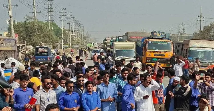 ঢাকা-সিলেট মহাসড়ক অবরোধ করে শিক্ষার্থীদের বিক্ষোভ