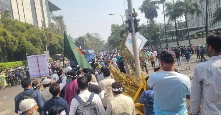 পুলিশ ব্যারিকেড ভেঙে যমুনা অভিমুখে সরকারি চাকরিজীবীরা