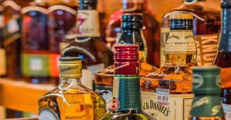 মদ বিক্রিতে নিষেধাজ্ঞা শিথিল করছে সৌদি আরব, কিনতে পারছেন যাঁরা