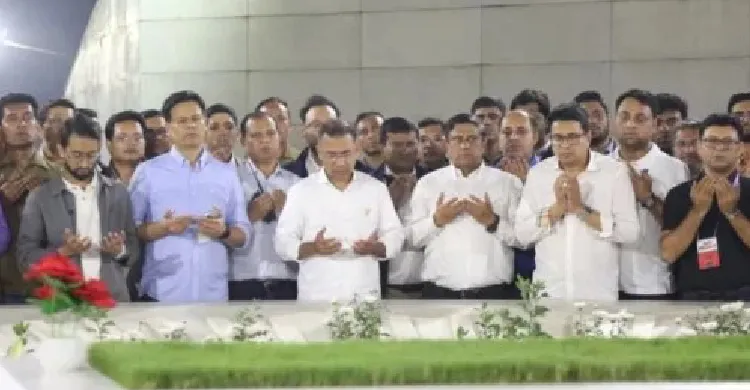 বাবা–মায়ের কবর জিয়ারতের মধ্য দিয়ে নির্বাচনী প্রচার শেষ করলেন তারেক রহমান