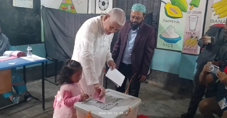 ধামরাইয়ে নাতনিকে নিয়ে ভোট দিলেন বিএনপির প্রার্থী তমিজ উদ্দিন