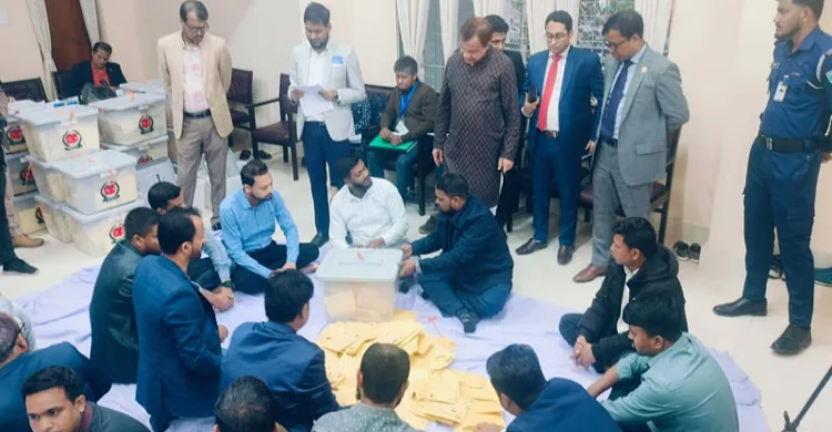 বড় ধরনের অপ্রীতিকর ঘটনা ছাড়াই ভোট সম্পন্ন: ফলাফলের অপেক্ষায় দেশ
