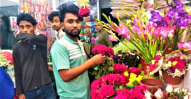 ফুলের দোকানে উপচে পড়া ভিড়, বিনোদন কেন্দ্রের নয়া লুক