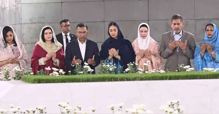 প্রধানমন্ত্রী তারেক রহমান বাবা-মায়ের কবর জিয়ারত করলেন