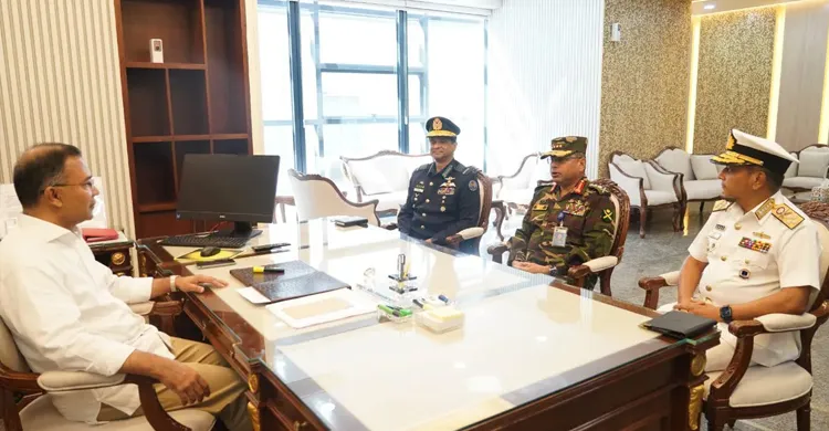 প্রধানমন্ত্রীর সঙ্গে তিন বাহিনী প্রধানের সৌজন্য সাক্ষাৎ