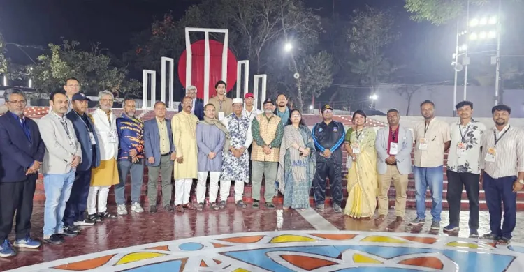 কেন্দ্রীয় শহীদ মিনার পরিদর্শনে ঢাবি উপাচার্য