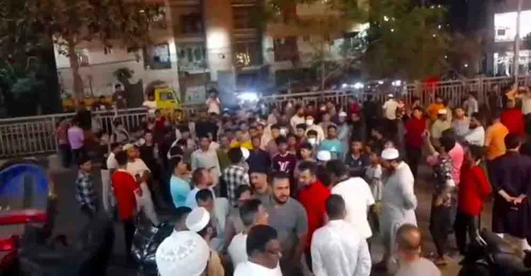 চাঁদাবাজি ও গণছিনতাইয়ের প্রতিবাদে আদাবর থানা ঘেরাও