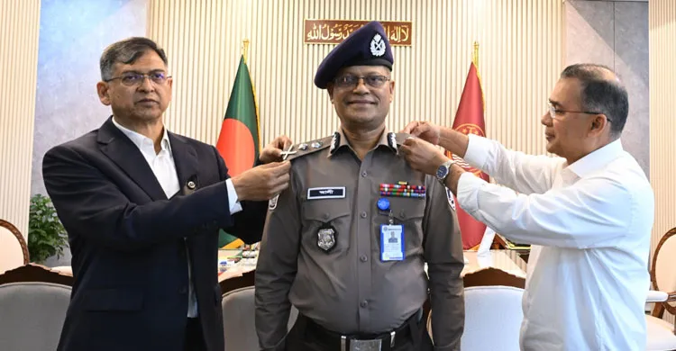 নবনিযুক্ত আইজিপিকে র‍্যাঙ্ক ব্যাজ পরালেন প্রধানমন্ত্রী তারেক রহমান
