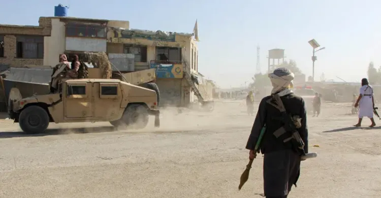 পাকিস্তানি সেনাদের জীবিত ধরে নিয়ে গেছে আফগান সেনারা