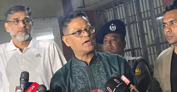 নগরবাসীর নিরাপত্তা নিশ্চিত করতে সরেজমিনে রাস্তায় নামলেন নতুন আইজিপি