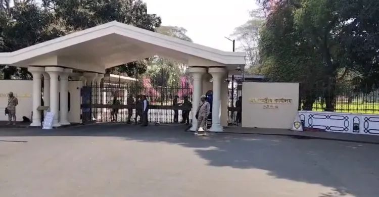 ছুটির দিনেও তেজগাঁও কার্যালয়ে প্রধানমন্ত্রী তারেক রহমান