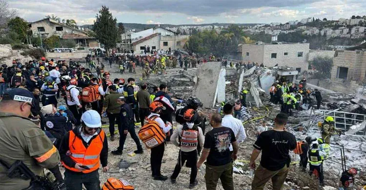 ইরানি ক্ষেপণাস্ত্র হামলায় ইসরায়েলে অন্তত ৮ জন নিহত, কয়েক ডজন আহত