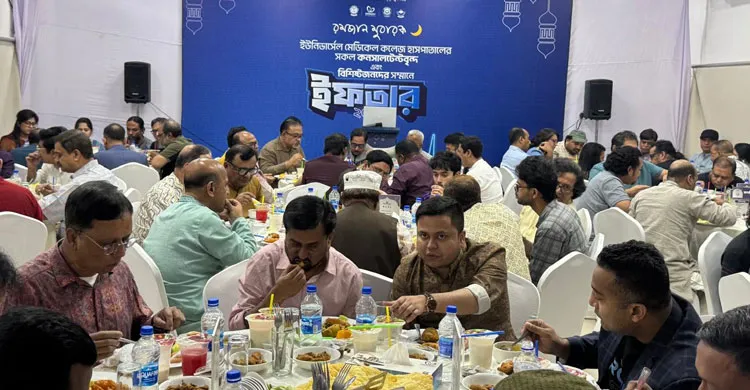বিশিষ্টজনদের সম্মানে ইউনিভার্সেল মেডিকেল কলেজ হাসপাতালের ইফতার মাহফিল