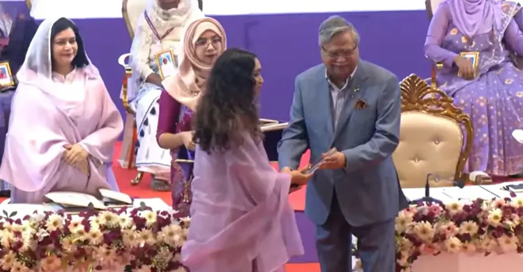 শ্রেষ্ঠ অদম্য নারী পুরস্কার পেলেন খালেদা জিয়াসহ ৬ নারী