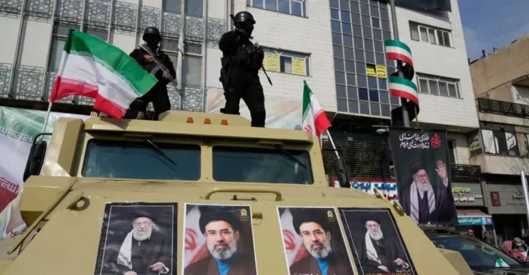 বাসাবাড়িতে আশ্রয় নিয়েছে হাজারো মার্কিন সেনা, খুঁজছে ইরান