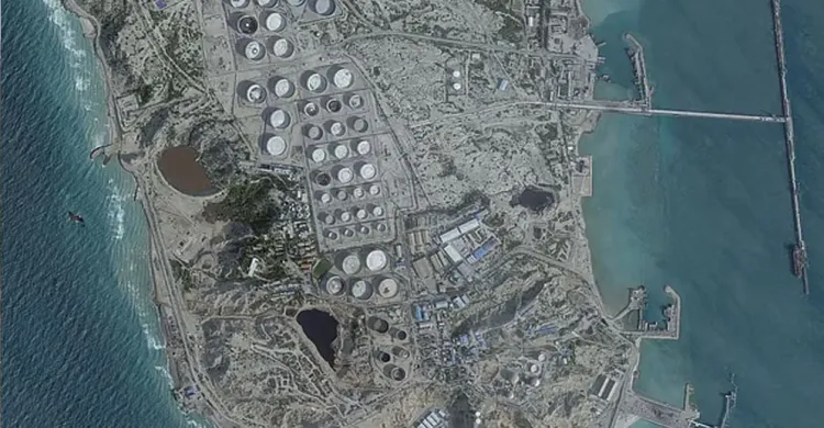 ইরানের ‘মুকুটের মণি’ খারগ দ্বীপে যুক্তরাষ্ট্রের বোমা হামলা