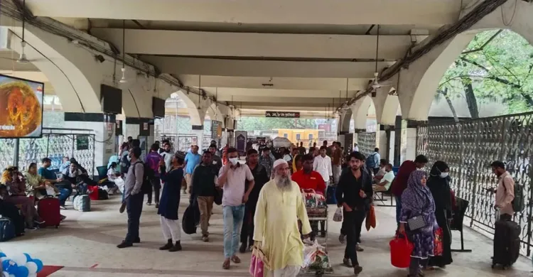 ঈদ সামনে, ট্রেনে বাড়ি ফিরতে ঢাকা রেলওয়ে স্টেশনে যাত্রীদের ভিড়