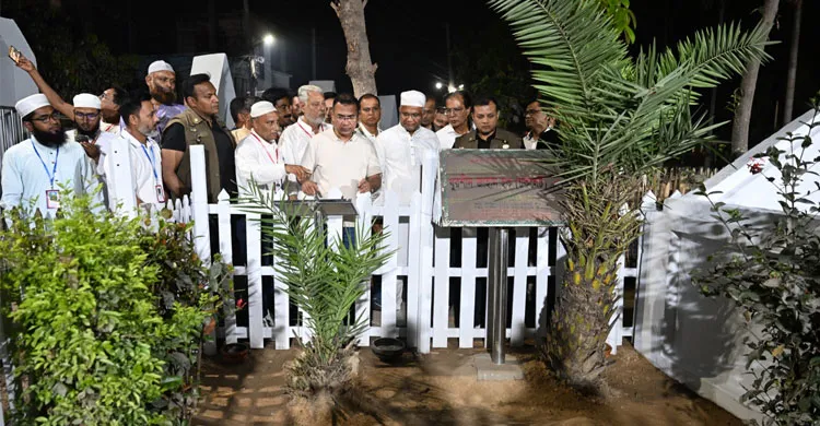 প্রধানমন্ত্রী তারেক রহমান নানা-নানির কবর জিয়ারত করলেন