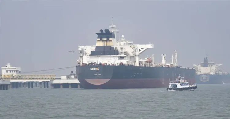 আরব আমিরাতের বন্দরের কাছে তেলবাহী জাহাজে হামলা