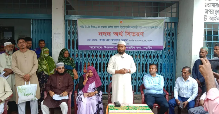 নড়াইলে গরীব, দুস্থদের মাঝে প্রধানমন্ত্রীর ঈদ উপহার