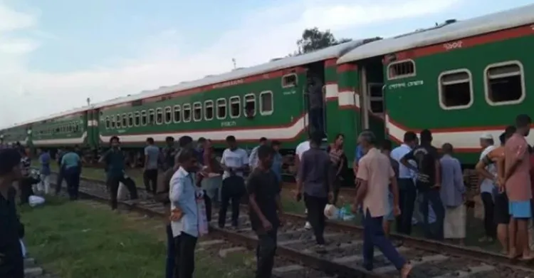 নীলসাগর এক্সপ্রেসের ৯ বগি লাইনচ্যুত, ঢাকা-উত্তরবঙ্গ রেল যোগাযোগ বন্ধ