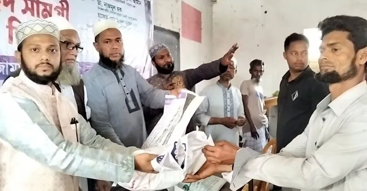 ঈদের আনন্দ ভাগাভাগি, বারহাট্টায় দুঃস্থদের মুখে হাসি ফুটাল জামায়াত