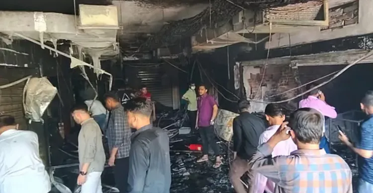 টেরিবাজারে অগ্নিকাণ্ডে দুইজনের মৃত্যু, পুড়েছে তিন দোকান