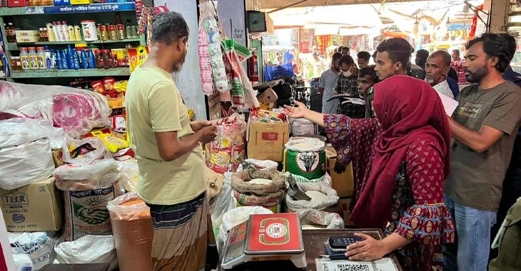 সিংগাইরে বেশি দামে পণ্য বিক্রির দায়ে ব্যবসায়ীদের অর্থদণ্ড
