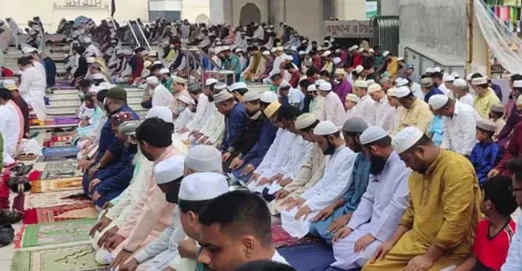 বায়তুল মোকাররমে ঈদের প্রথম জামাত সম্পন্ন