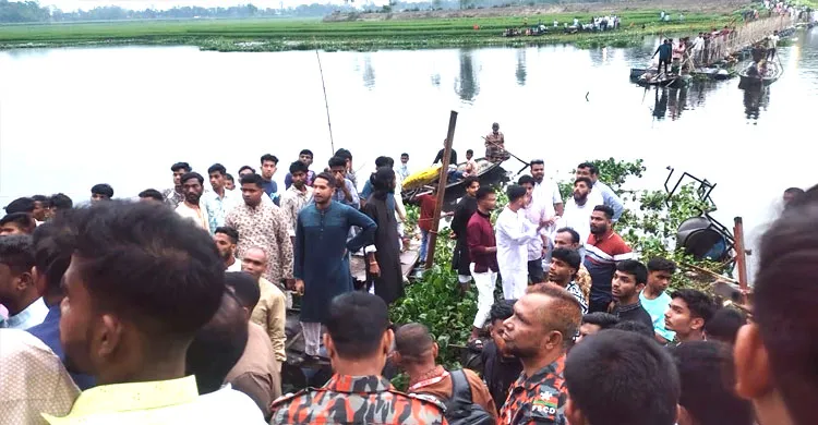ব্রিজ ভেঙে নদীতে পড়ল শতাধিক মানুষ, ৩ শিশু নিহত