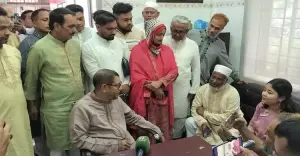 কাপাসিয়া উপজেলা স্বাস্থ্য কমপ্লেক্স পরিদর্শনে স্বাস্থ্যমন্ত্রী রোগীদের খাবার খেয়ে যাচাই করেন