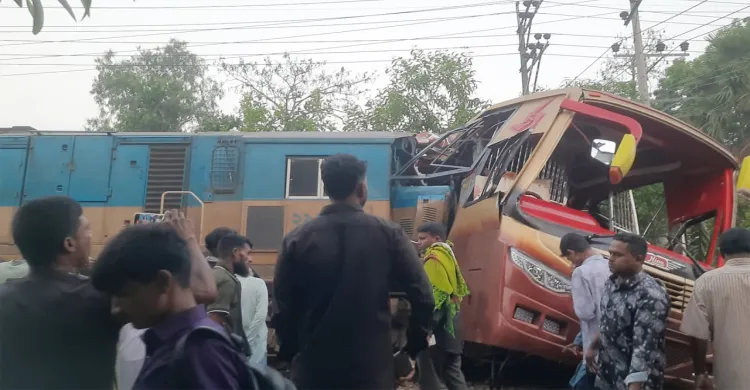 কুমিল্লায় বাস-ট্রেন সংঘর্ষে নিহত ১২