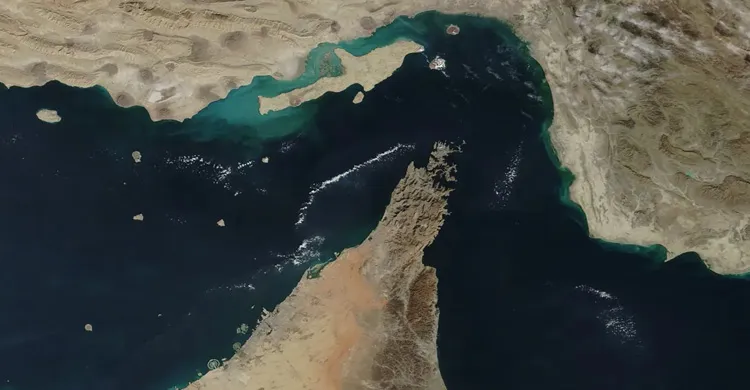 হরমুজ প্রণালি বন্ধে চূড়ান্ত হুঁশিয়ারি ইরানের