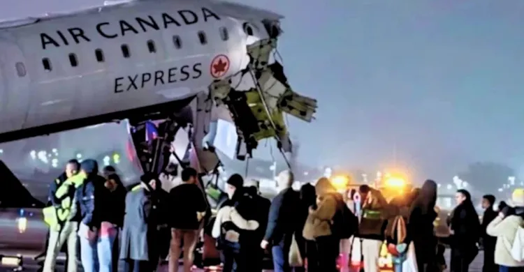 নিউইয়র্কে বিমানবন্দরে প্লেন-গাড়ির সংঘর্ষ, আহত অন্তত ৪