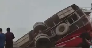 পদ্মায় পড়ে যাওয়া বাস থেকে বের হতে পারেননি বেশিরভাগ যাত্রী