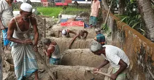 সড়ক দুর্ঘটনায় মৃত্যু: পাশাপাশি কবরে শায়িত হলো একই পরিবারের ৪ জন