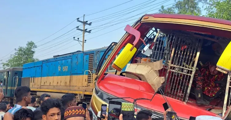 কুমিল্লায় ট্রেন-বাস দুর্ঘটনা: তদন্তে একাধিক পক্ষের অবহেলা, ১২ জন নিহত